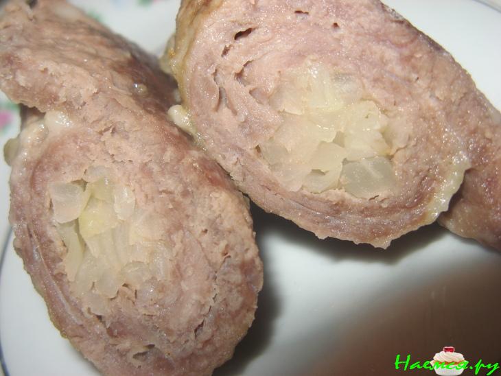 Рулетики из говядины с квашенной капустой в сметанном соусе