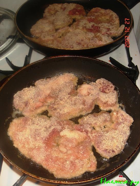 Соус и мясо (отбивные замаринованные в яйце)