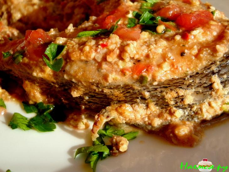 Жареная форель с ореховым соусом. Пикантно