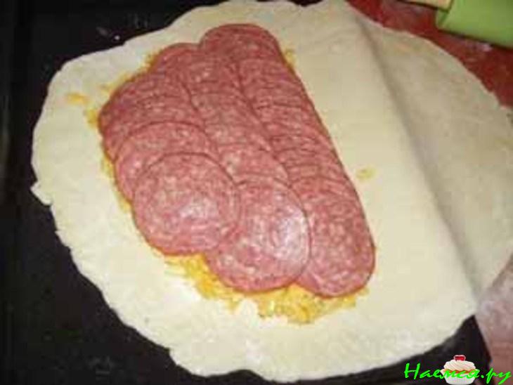 Пирог с сыром и салями
