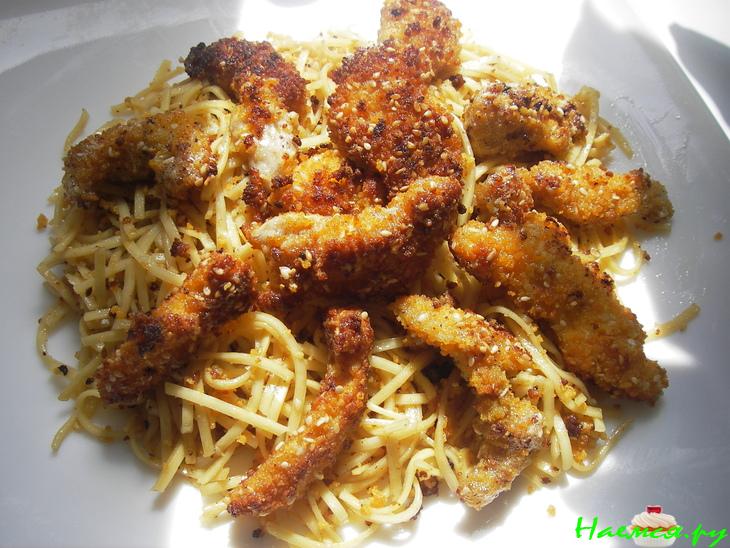 Курица с хрустящей лапшой и кунжутом