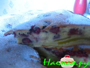 Шарлотка с персиками и земляникой