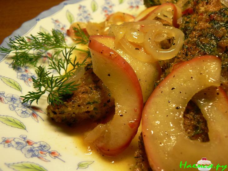 Филе форели с яблоками в пикантной панировке