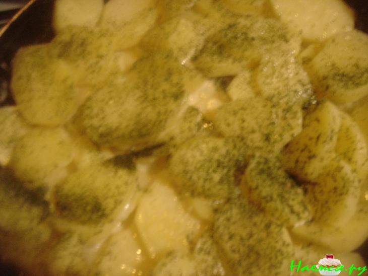 Запеченные рулетики из свежей сельди с брусникой