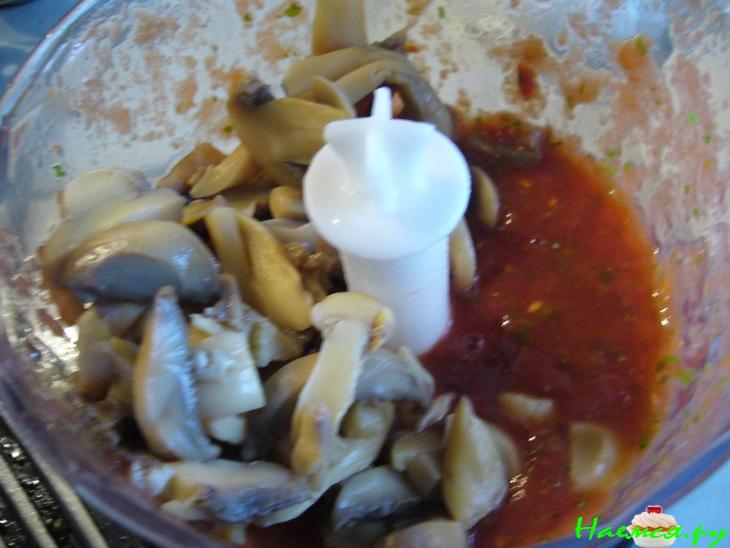 Котлета рубленная, запеченная под томатно-грибным соусом