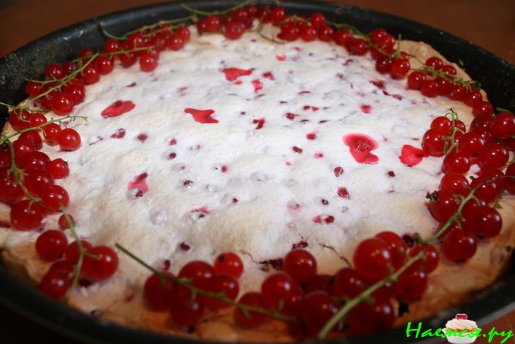 Пирог с безе и красной смородиной