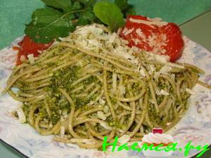 Спагетти с песто из руколы и фисташек