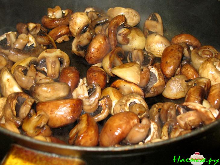 Грибы с печёным чесноком и зелёным луком (Funghi con aglio e cipolline)