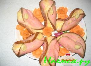 Рулетики из колбасы и сыра