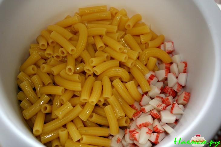 Салат с рожками и крабовыми палочками Салат с рожками и крабовыми палочками