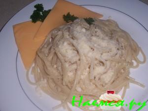 Спагетти в сливочном соусе и сыром пармезан