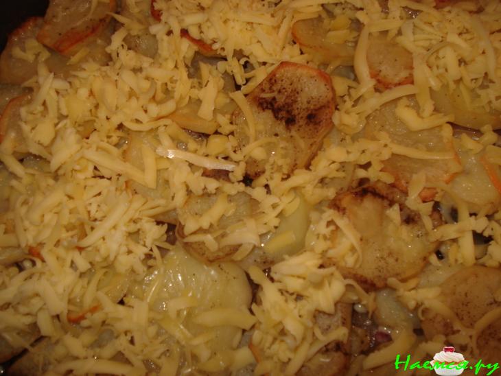 Картофель запеченный с вином и луком с сырной корочкой