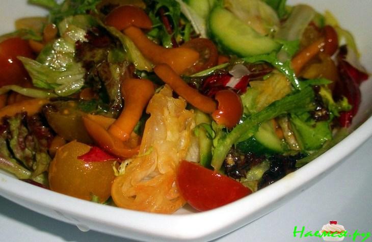 Зелёный салат с маринованными грибочками