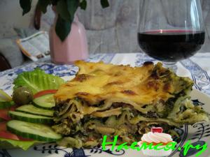 Лазанья с морским коктейлем и шпинатом