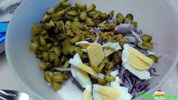 Селёдочный салат с яйцом и корнишонами