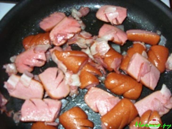 Морковно-сельдерейная запеканка с беконом и сосисками