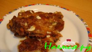 Свинина в яблочном соусе с вином и корицей