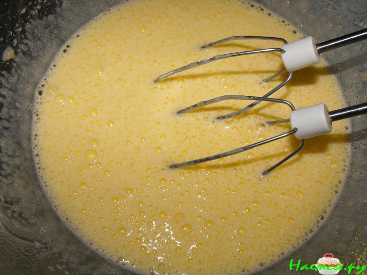 Пирог-перевертыш с бананами и сливочно-карамельным соусом