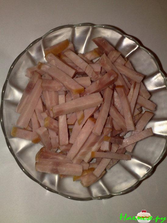 Салат "Любимый" с курицей, шампиньонами и ветчиной