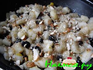 Яблочный соус и изюмом и миндалем для курицы, мяса...