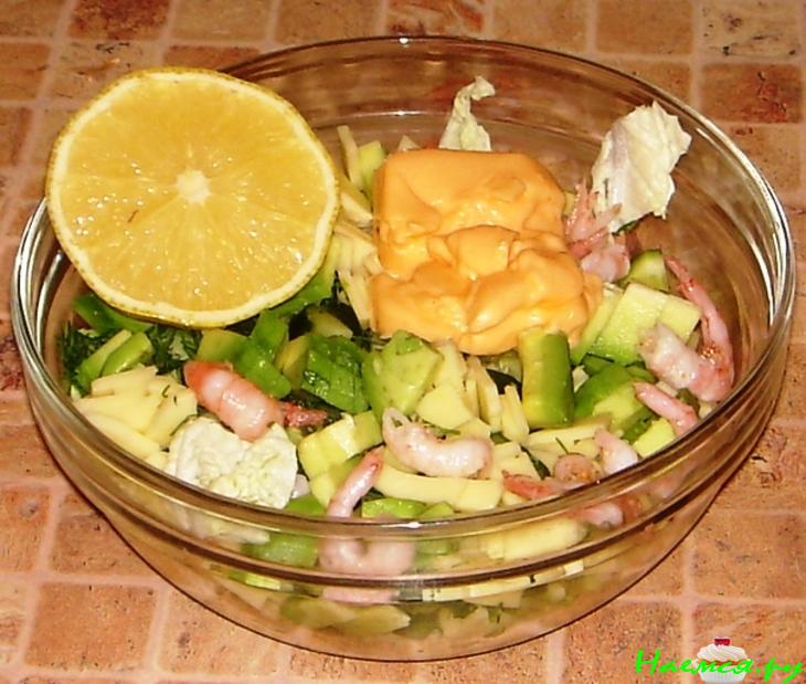 Салат с креветками, огурцом и авокадо