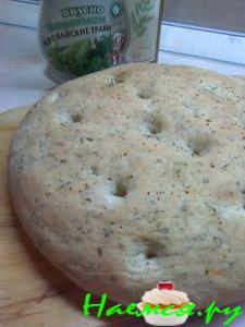 Фокачча с пряными травами и пицца по-русски из того же теста  