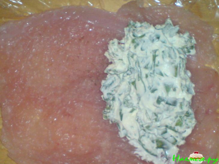 Шницели из индейки, фаршированные сыром и руколой