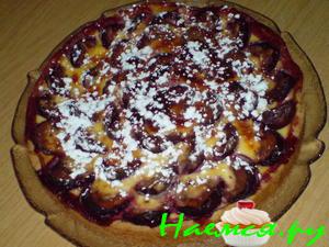 Сливовый пирог с корицей под творожной заливкой