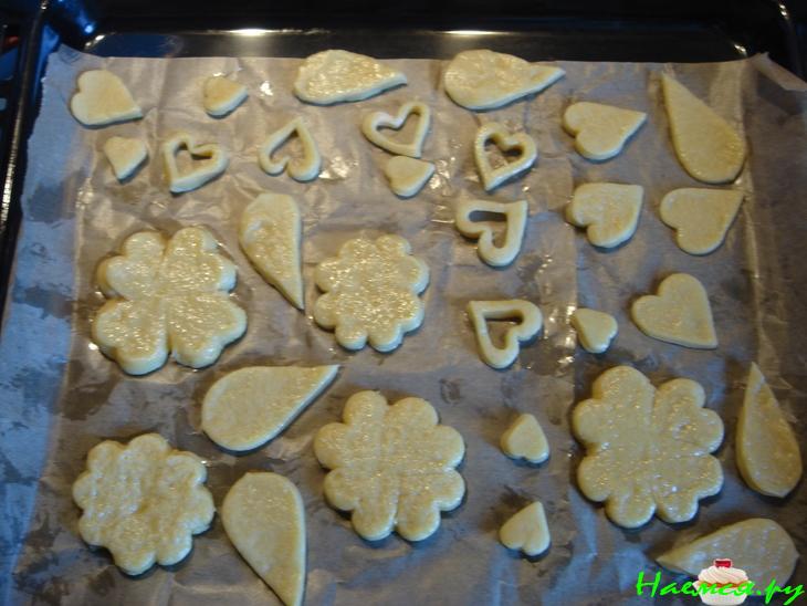 Десерт с песочным печеньем и фруктами