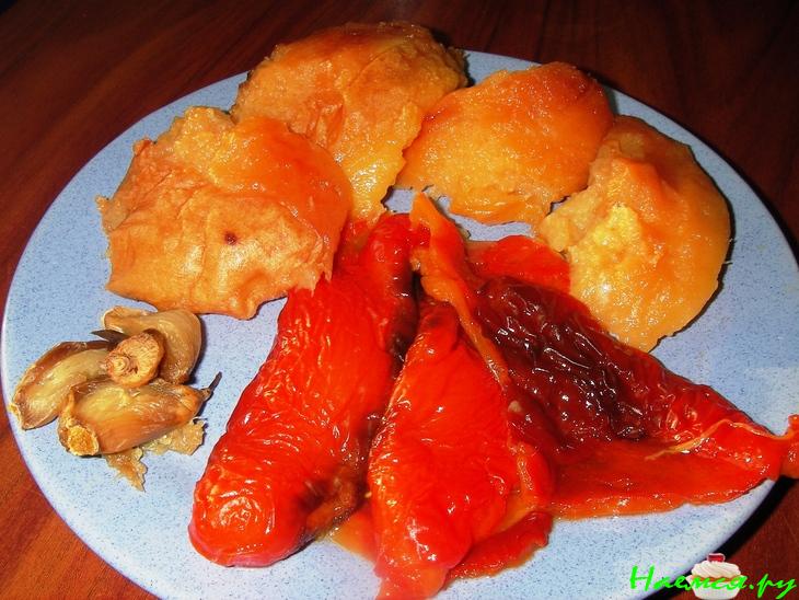 Тилапия запеченная с кабачками и соусом из айвы