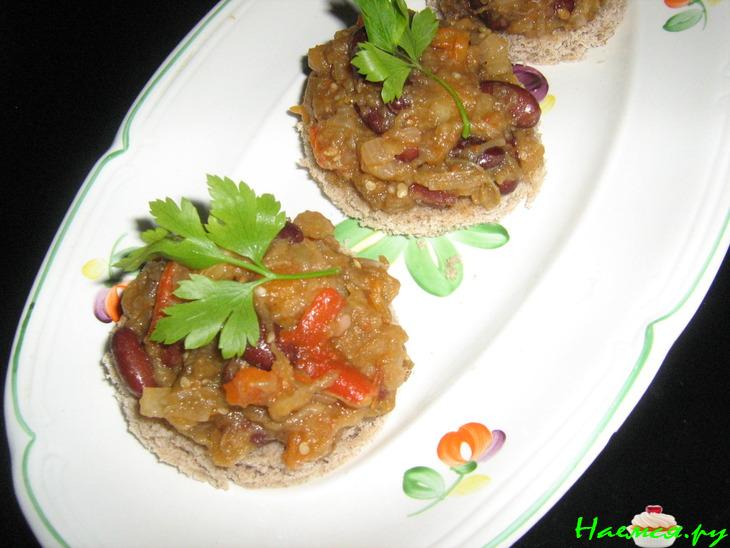 Закуска из баклажан, яблок и красной фасоли