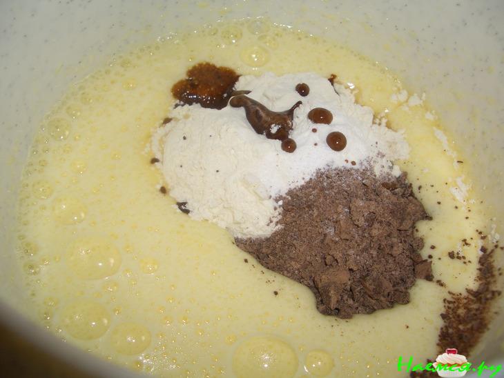 Кофейный пирог с клюквой и шоколадом