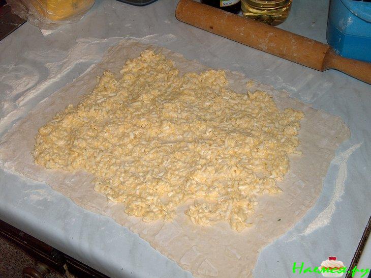 Банница из слоеного теста с сыром