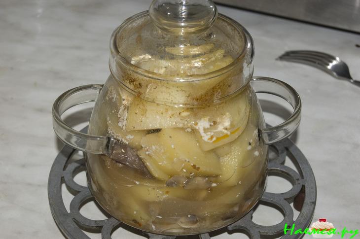 Мясо с шампиньонами в горшочках