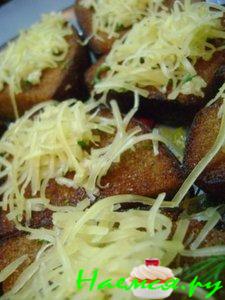 Гренки из чёрного хлеба с сыром и чесноком