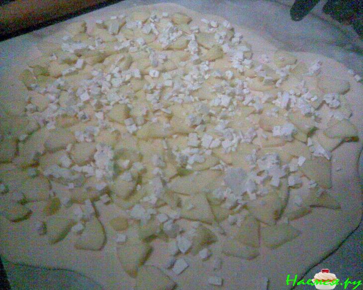 Дрожжевой пирог с болгарской брынзой и яблоками