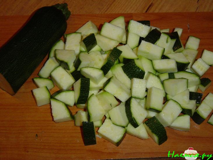 Жареные кабачки с чесноком и соевым соусом