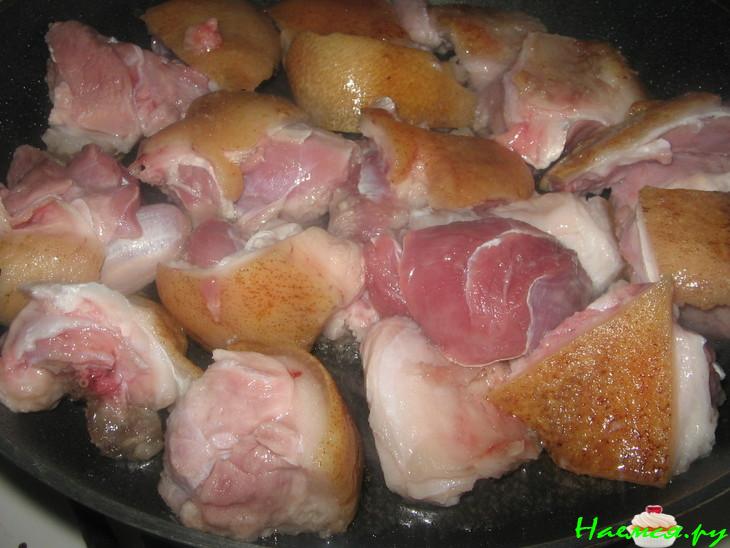 Свиная рулька тушенная в гусятнице Свиная рулька тушенная в гусятнице