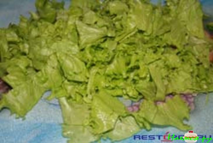 Салат мясной с виноградом и кедровыми орешками