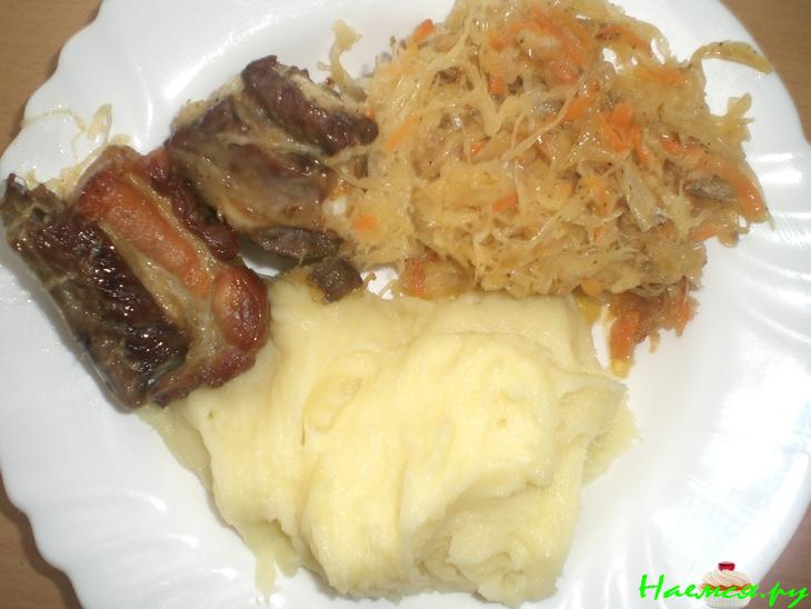 Тушеная капуста со свиными ребрышками