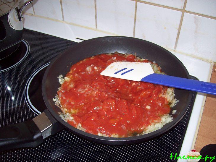 Томатен спагетти под нежным соусом с тунцом и каперсами