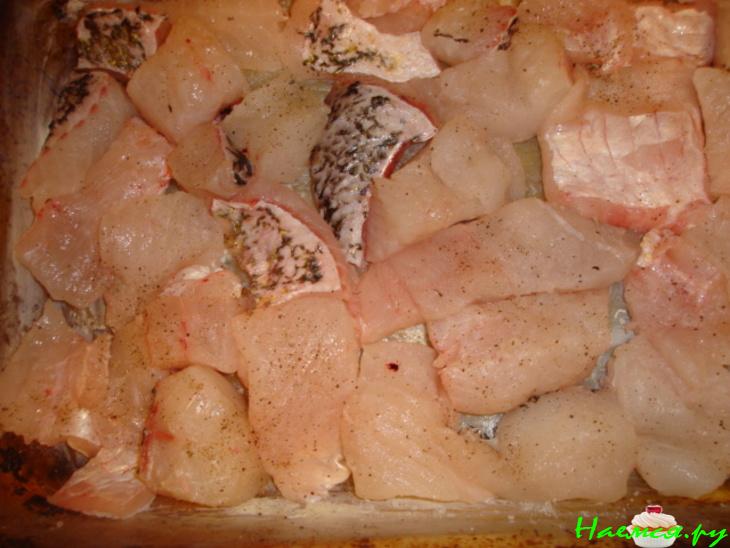 Щука запеченная с сухарями и лимоном