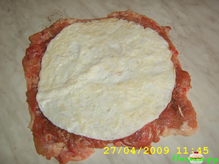 Куриный рулет с яйцом и чесноком