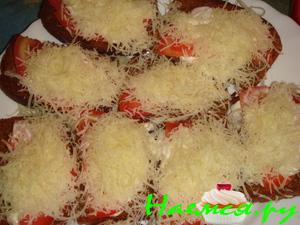 Бутерброд с помидоркой, чесноком и сыром