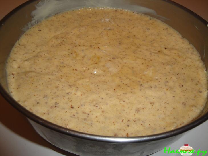 Бисквитный ореховый пирог с медовой карамелькой