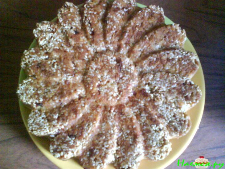 Кекс с колбасой и двумя сырами  