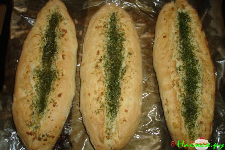 Чесночный дрожжевой батон с укропом