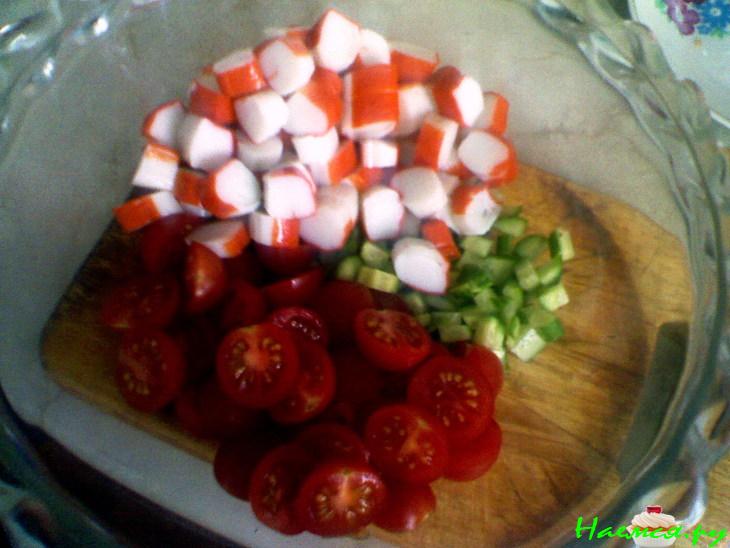 Вкусный салатик с крабовыми палочками