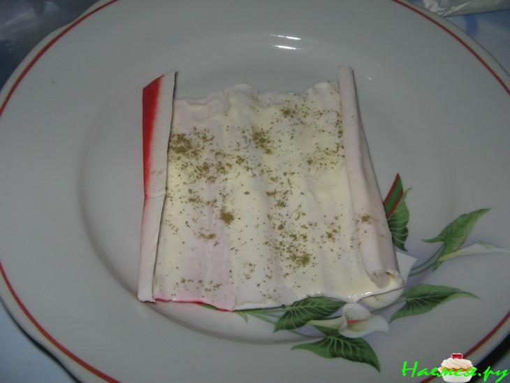 Фаршированные сыром и грибами крабовые палочки