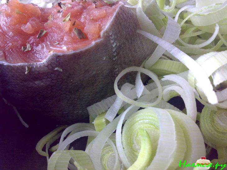 Горбуша с луком пореем